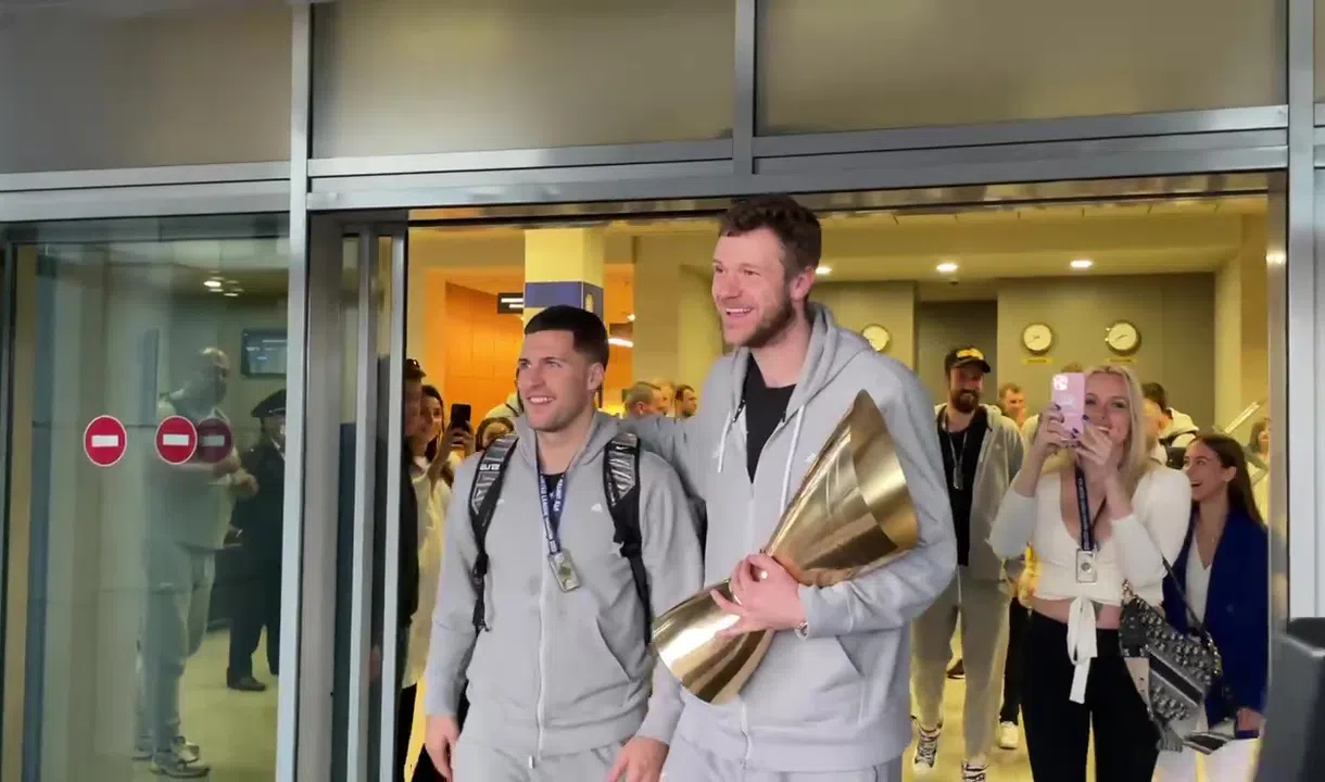 Баскетболисты «Зенита» привезли чемпионский кубок в Петербург