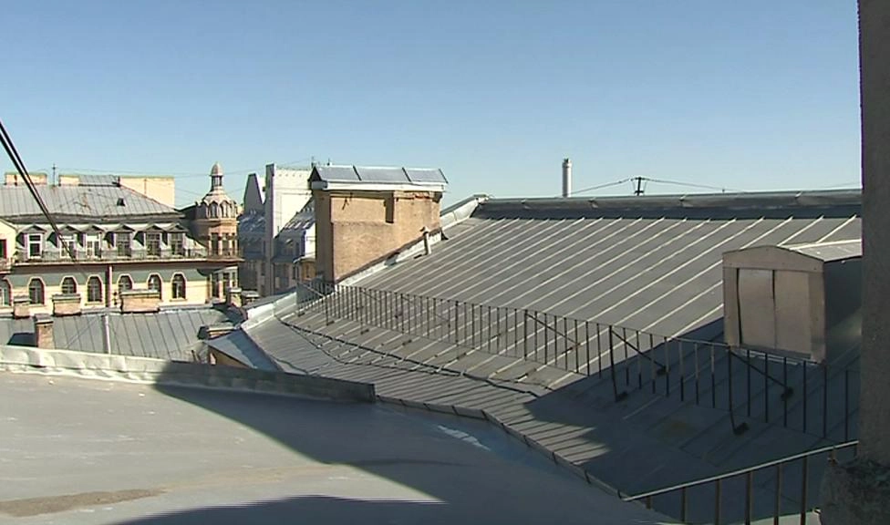 В пяти районах Петербурга крыши домов не подготовили к зиме - tvspb.ru