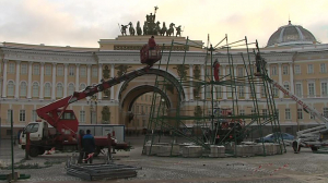 На Дворцовой площади устанавливают новогоднюю ёлку