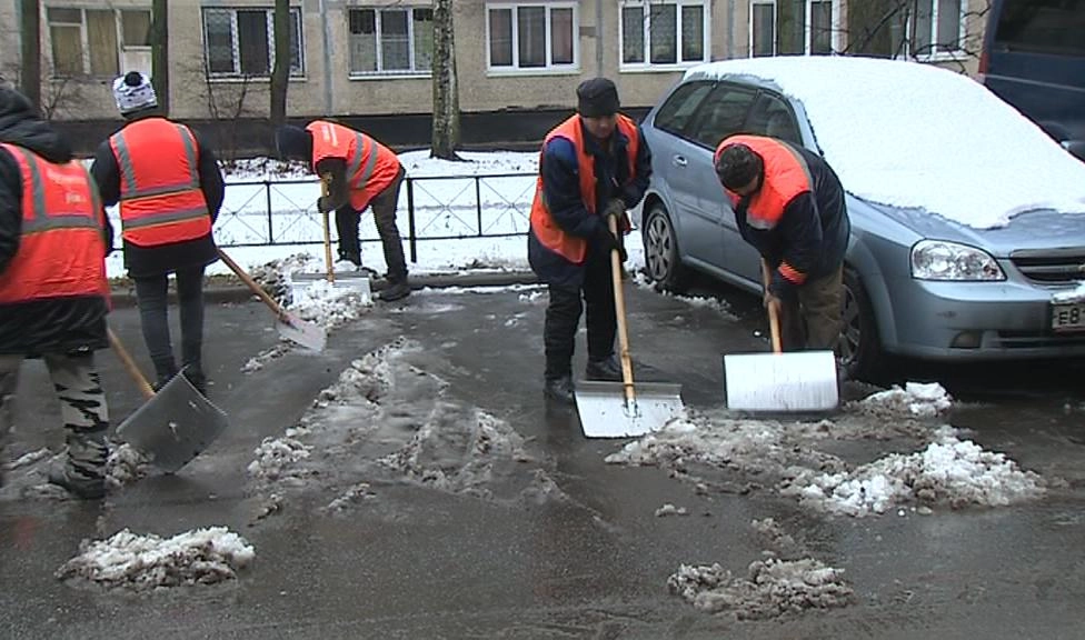 В Петербурге на уборку дворов от снега и наледи вышли более 6 тысяч дворников - tvspb.ru