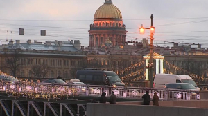 Праздничная иллюминация на мостах Петербурга