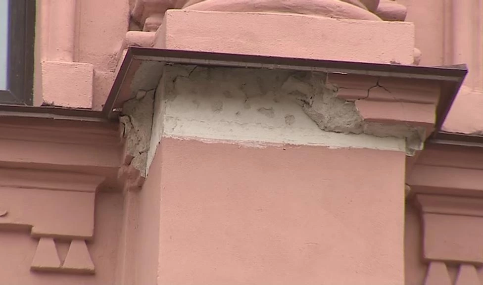 Упавшая с дома на улице Красного Текстильщика штукатурка повредила Mercedes на 1 млн рублей - tvspb.ru