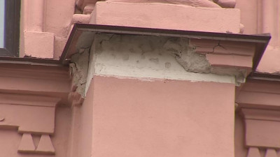 Упавшая с дома на улице Красного Текстильщика штукатурка повредила Mercedes на 1 млн рублей