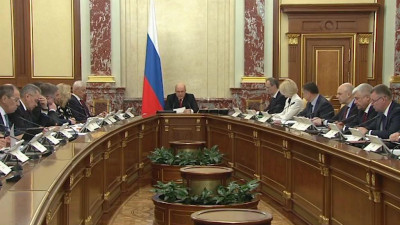 Правительство России пересмотрит бюджет из-за падения цен на нефть