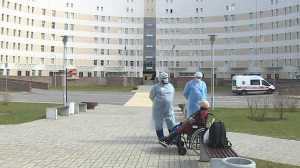 Петербурженок, выздоровевших от коронавируса, выписали из больницы