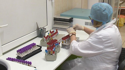 Противостояние с невидимым врагом: Петербург продолжает борьбу с COVID-19