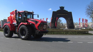 Кировский завод отметил День Победы парадом тракторов