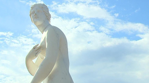 В Петергофе вандалы сломали четыре пальца у статуи Венеры Медицейской
