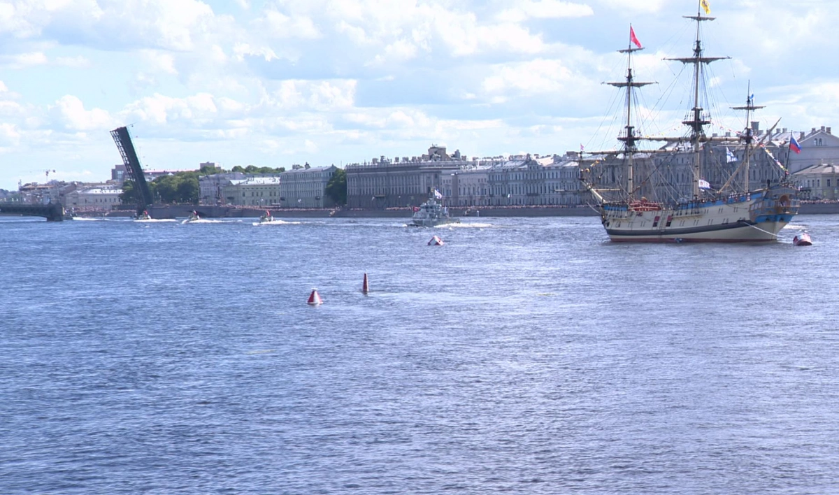 Военные атташе более 30 стран посетили парад ВМФ в Петербурге - tvspb.ru