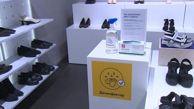 Маски, перчатки и защитные экраны. Продавец ТЦ рассказала, как изменилась работа