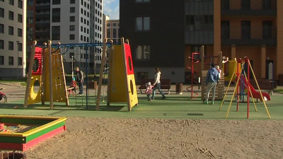 Стало известно, на что россияне тратят 10-тысячные выплаты на детей