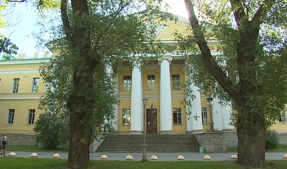 Хирурги Мариинской больницы спасли пациента с ножом в груди - tvspb.ru