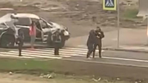 Водитель набросился с кулаками на женщину с детьми, которая сделала ему замечание за попытку выехать на тротуар