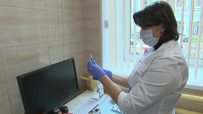 Вакцина от коронавируса. Медикам, работающим в «красной зоне», начали делать прививки от COVID-19