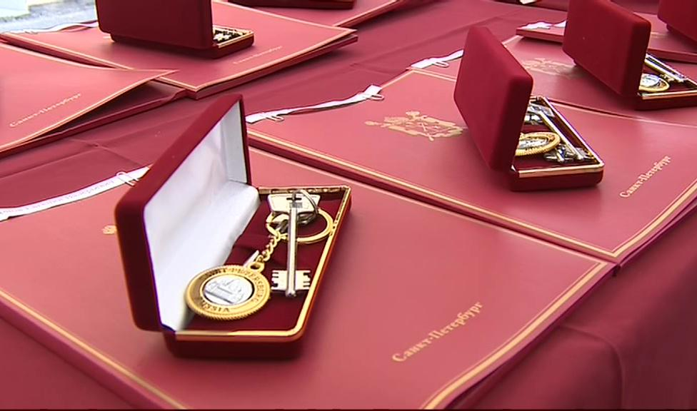 15 молодым семьям в Кронштадте сегодня торжественно вручили ключи от ...