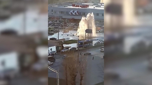 Огромный фонтан с холодной водой забил днём на Ленинском проспекте
