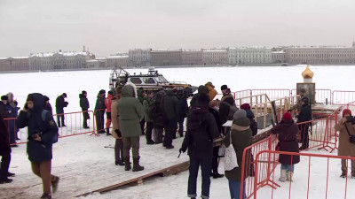 Очередь к проруби. Как в Петербурге прошли крещенские купания