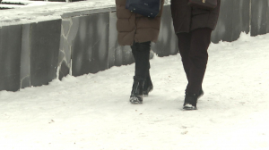 Осваиваем шаги пингвина: как уберечься от падений и травм на обледеневших улицах