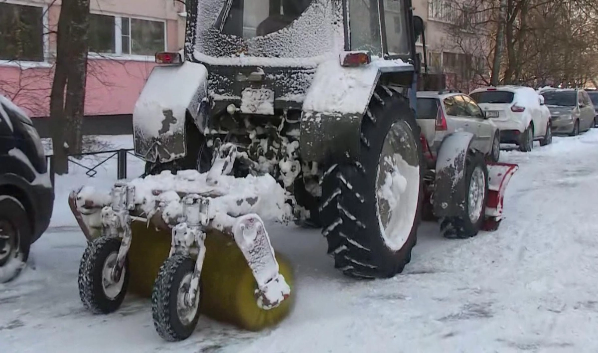 7200 специалистов и 615 единиц спецтехники убирают снег во дворах Петербурга - tvspb.ru