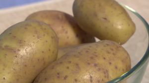 Не только чипсы: проверяем лайфхаки применения картофеля в хозяйстве