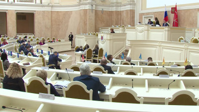 Заседание парламента: Петербургские депутаты ввели наказы и увеличили зеленые зоны