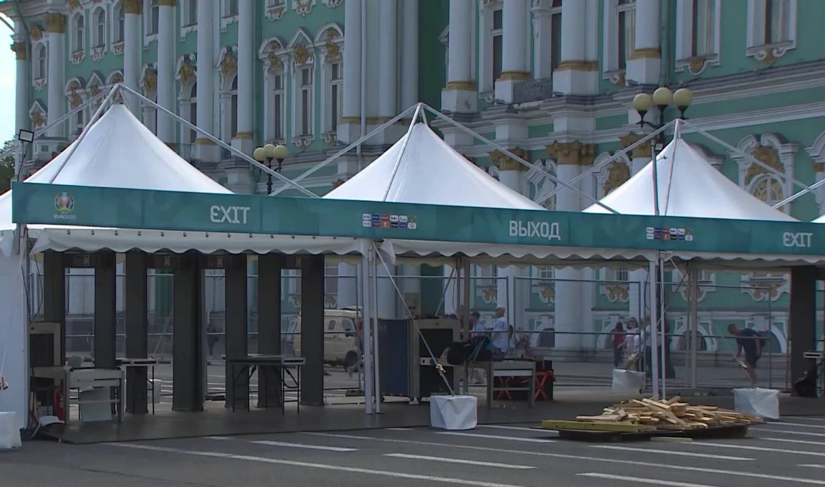 В Эрмитаже посчитали оскорбительным фан-зону на Дворцовой площади - tvspb.ru