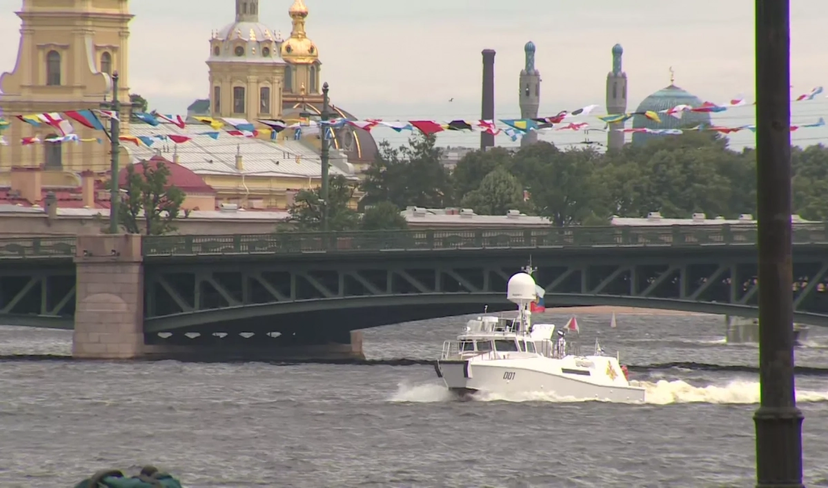 Флаги, панно, плакаты: Петербург украшают ко Дню ВМФ - tvspb.ru