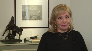 Книга «Чёрный лебедь» и сериалы «Утренне шоу» и «Беспринципные». Телеведущая и журналист Арина Шарапова советует, что почитать и посмотреть