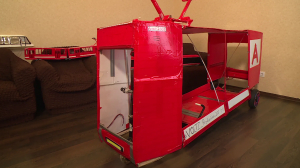 Трамвай ручной сборки. Изобретательница из Петербурга Вера смастерила действующую копию средства передвижения