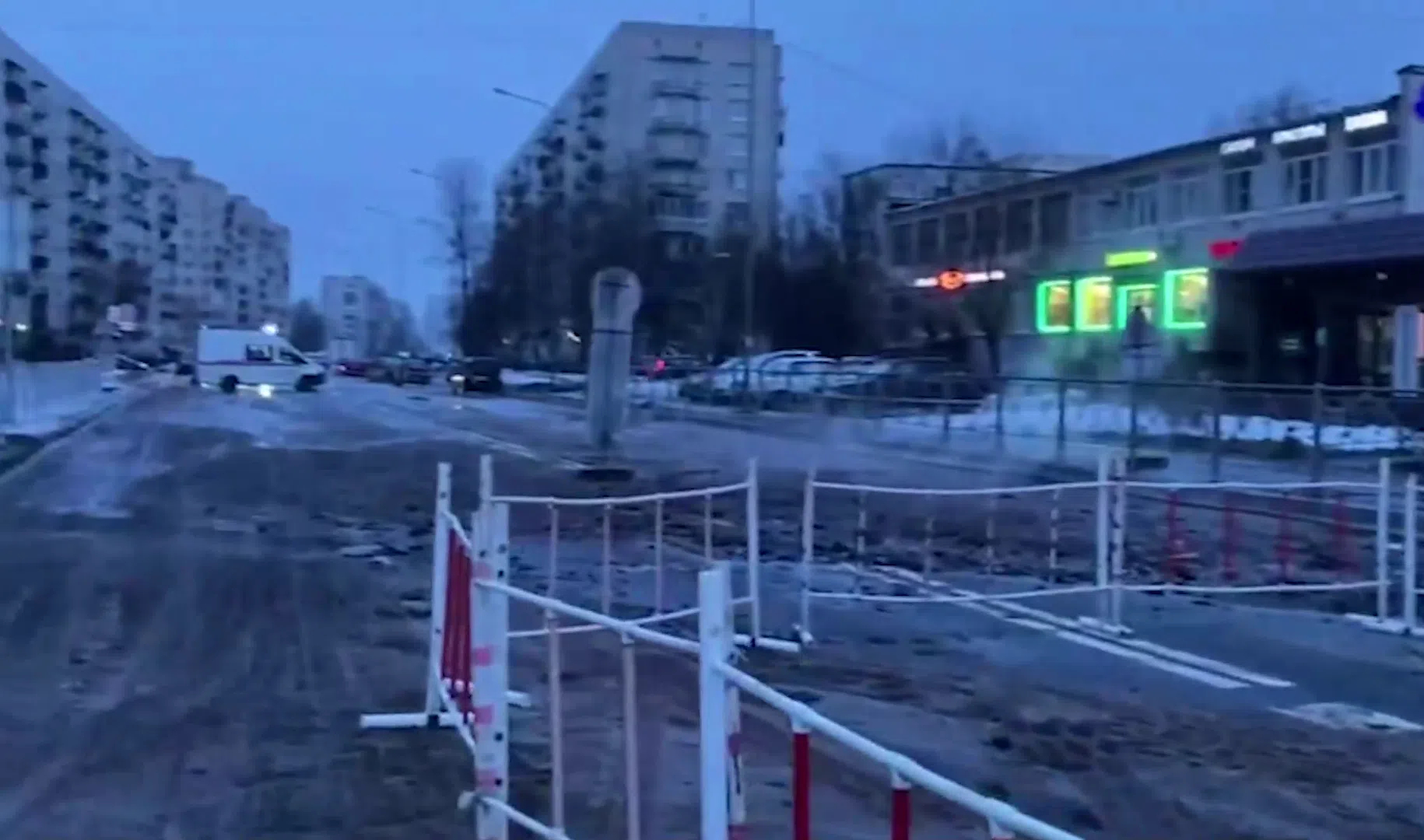 В Петербурге умер водитель, провалившийся в яму с кипятком на Лени Голикова  | Телеканал Санкт-Петербург