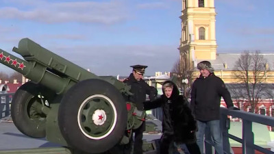 Полуденный выстрел Петропавловской пушки посвятили столетию ТЮЗ