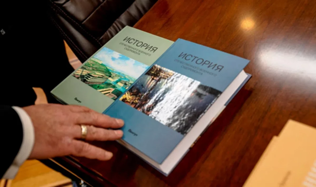 Нахимовцам подарили серию книг по истории отечественного судоремонта - tvspb.ru