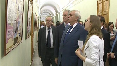 Полтавченко открыл в Смольном выставку к юбилею комитета по внешним связям