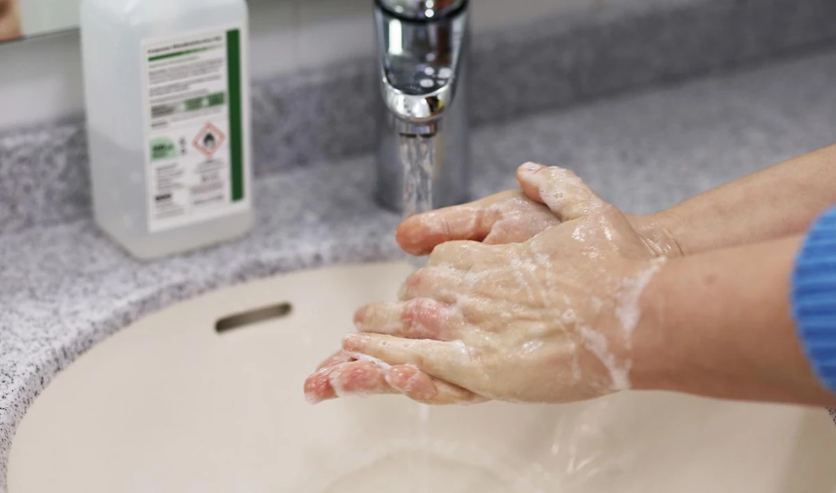 Эксперты рассказали, как долго коронавирус может сохраняться в воде - tvspb.ru