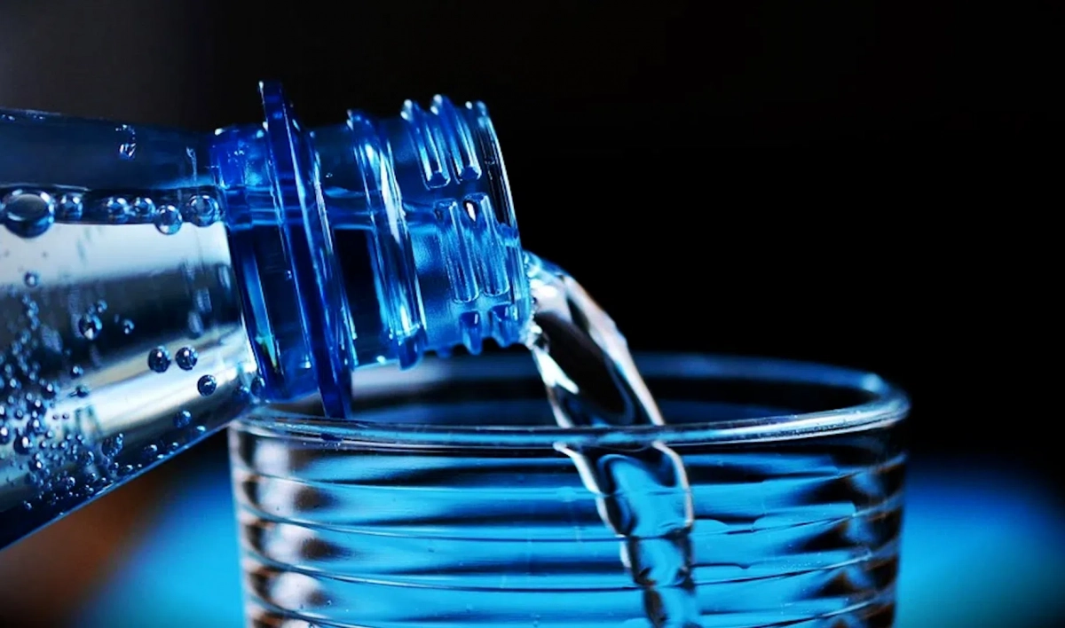 Петербуржцам рассказали, сколько можно пить воды в жару - tvspb.ru