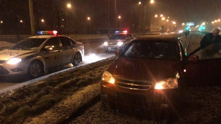 В Петербурге пьяный водитель иномарки вылетел на трамвайные пути, скрываясь от полиции - tvspb.ru