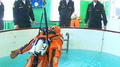 Костюм для выживания: в Петербурге испытали новое спасательное снаряжение для подводников
