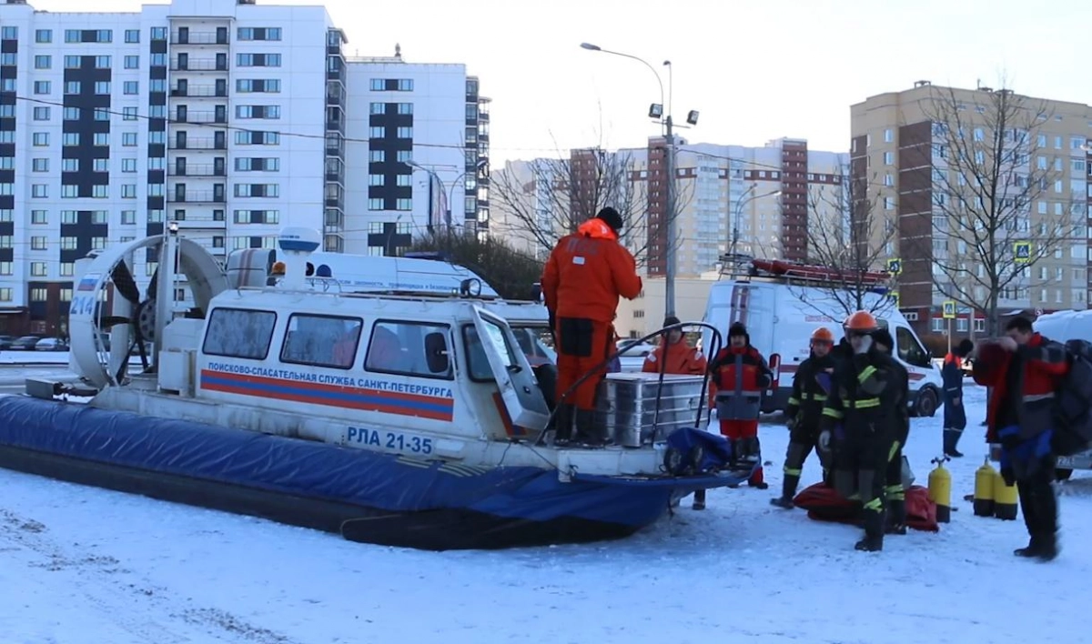 Водолазы обнаружили тело утонувшей девочки в Лахтинском разливе - tvspb.ru