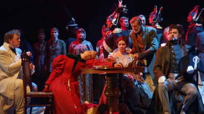 70 актеров, 400 костюмов, одна сцена: Московский «Модерн» представит петербуржцам «Войну и мир»