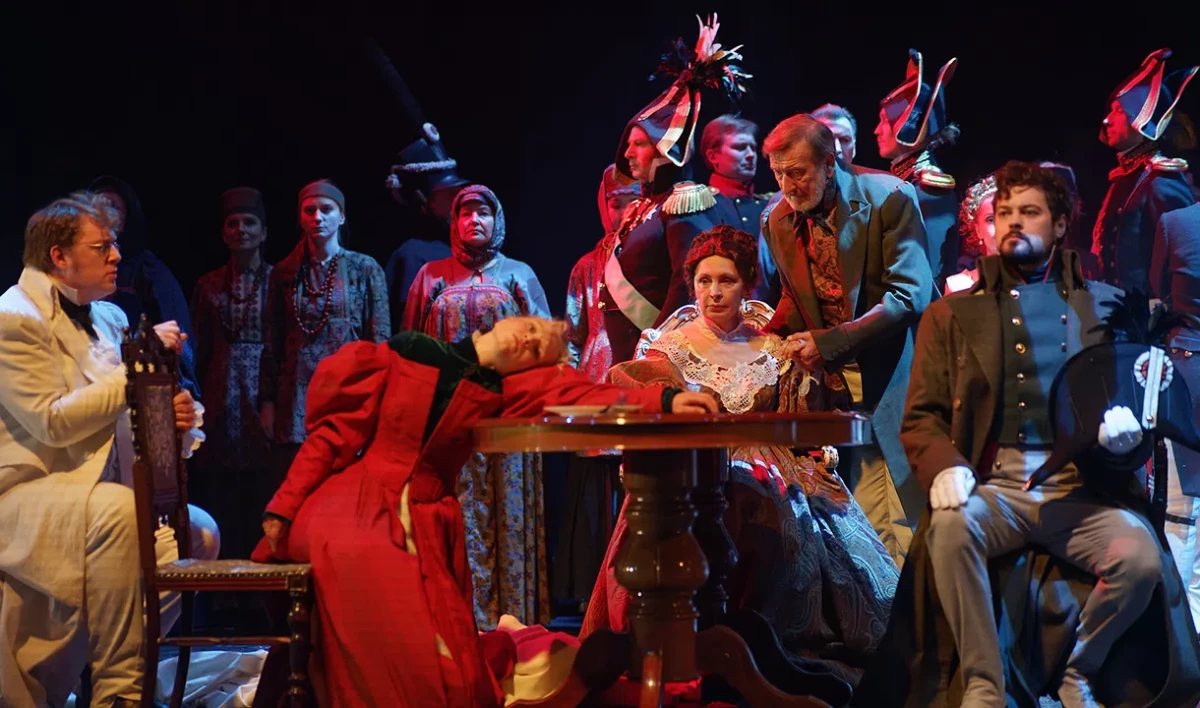 70 актеров, 400 костюмов, одна сцена: Московский «Модерн» представит петербуржцам «Войну и мир» - tvspb.ru