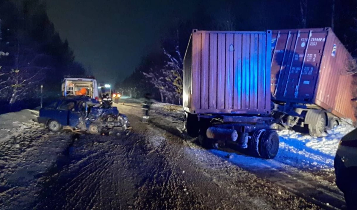 Под Волховом в ДТП с грузовиком погибли два человека | Телеканал  Санкт-Петербург