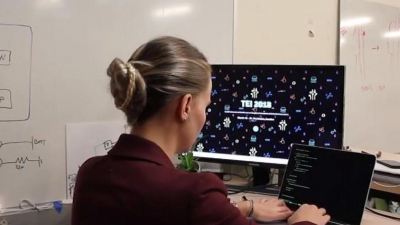 Ученые университета Беркли разработали волосы, которые смогут самостоятельно менять прическу владельца