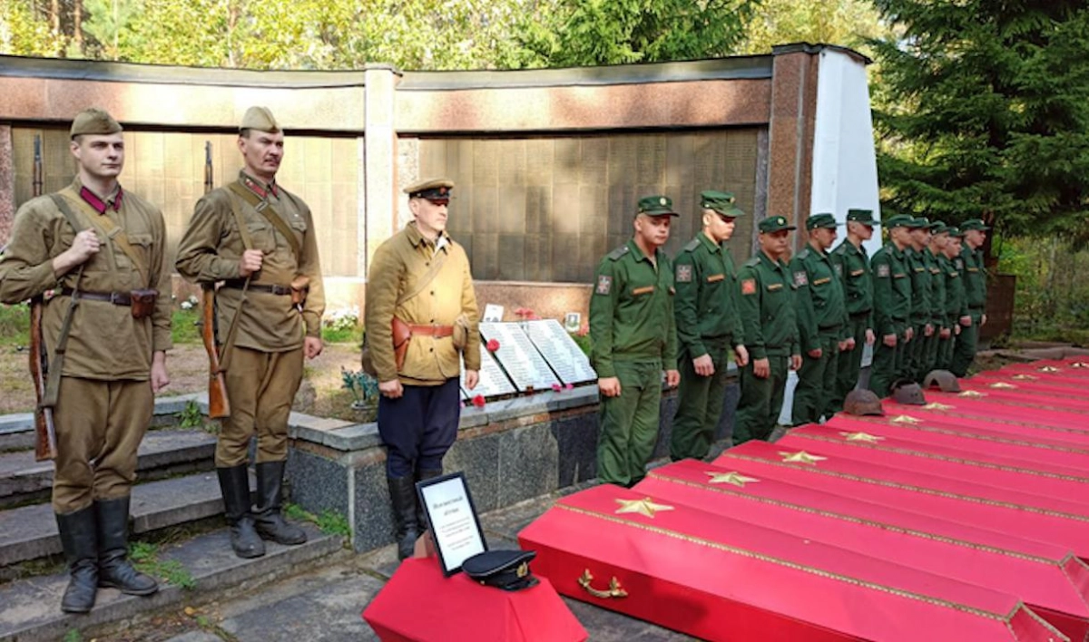 Останки 442 красноармейцев захоронили на мемориале «Новая Малукса» - tvspb.ru