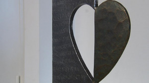 В холле петербургского онкоцентра появился памятник медикам «Открытое сердце»