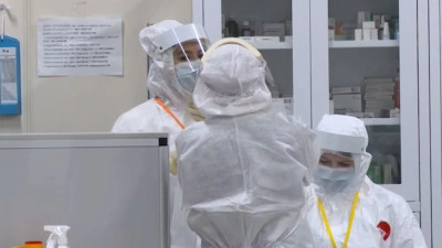 Почти 600 петербуржцев с COVID-19 и пневмонией остаются в реанимациях