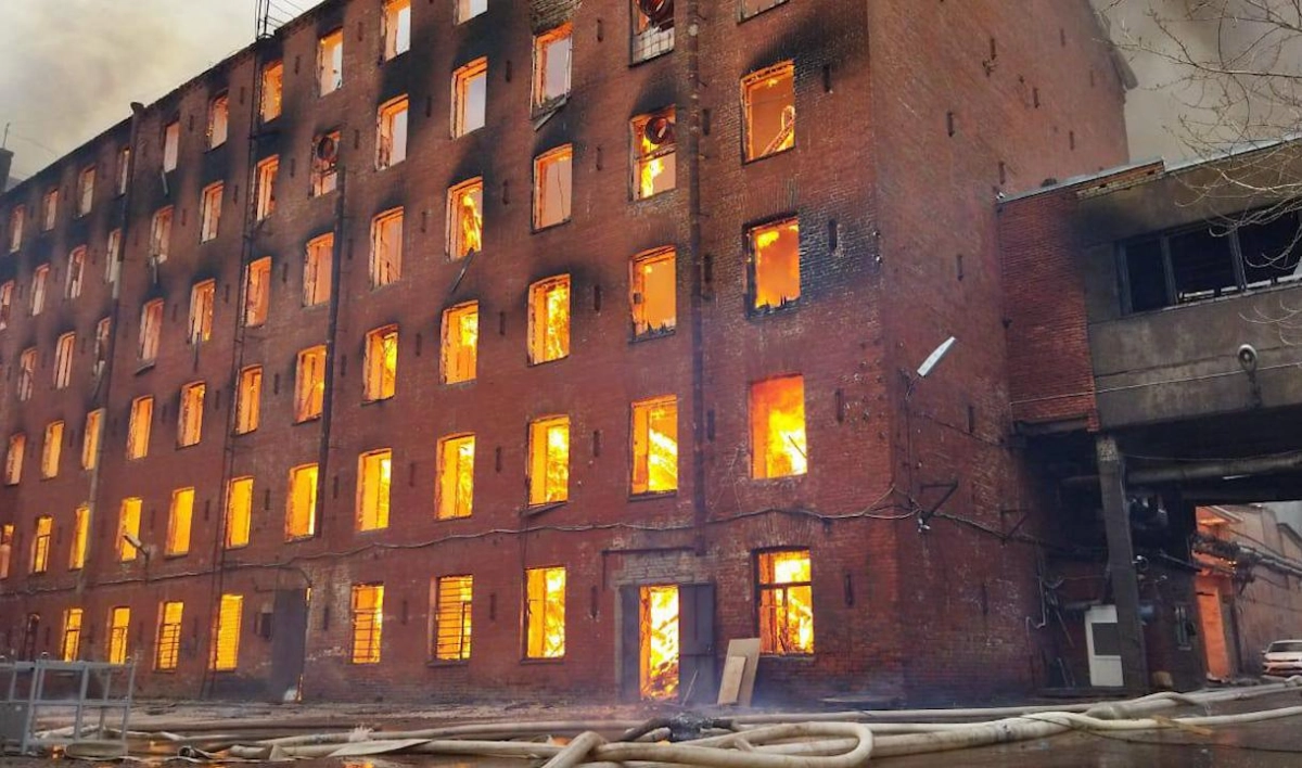 Стали известны подробности о спасателе, погибшем во время пожара в здании Невской мануфактуры - tvspb.ru