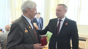 Ветераны и блокадники получили первые Единые карты петербуржцев