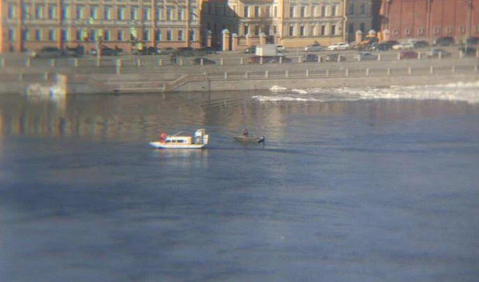На Неве «спасают» браконьера на моторной лодке - tvspb.ru