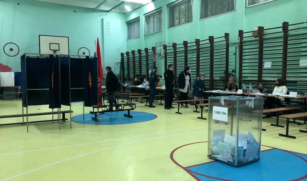 В помещении для УИК № 556 обвалилась штукатурка, участок перевели в соседнее помещение - tvspb.ru