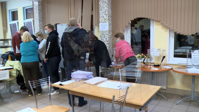 На избирательных участках Петербурга приступили к обработке бюллетеней